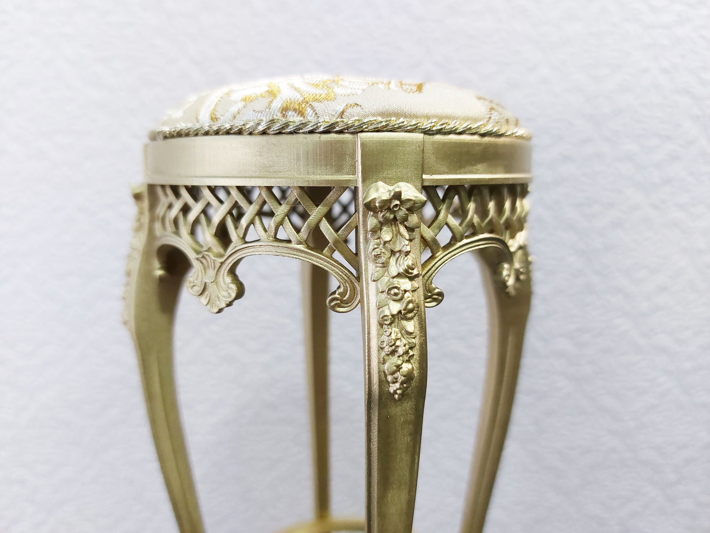 Classical bar stool, gold