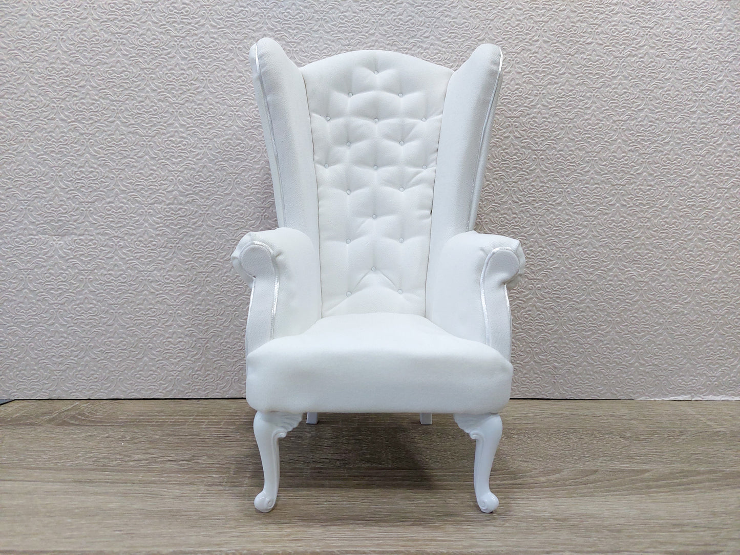 Chesterfield queen chair, white