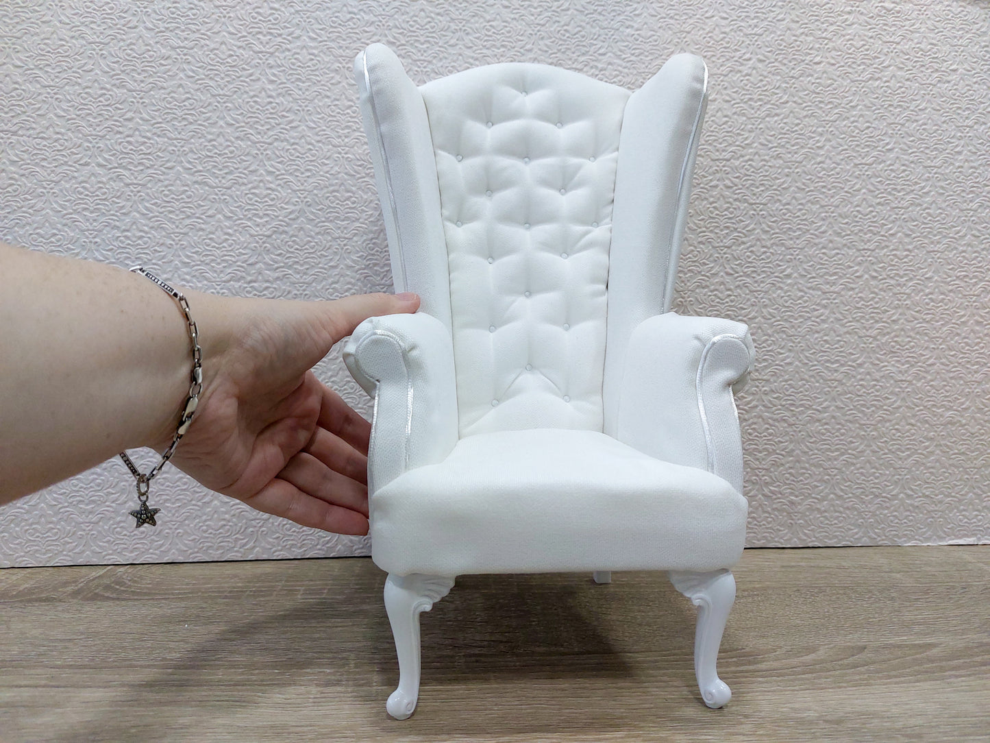 Chesterfield queen chair, white