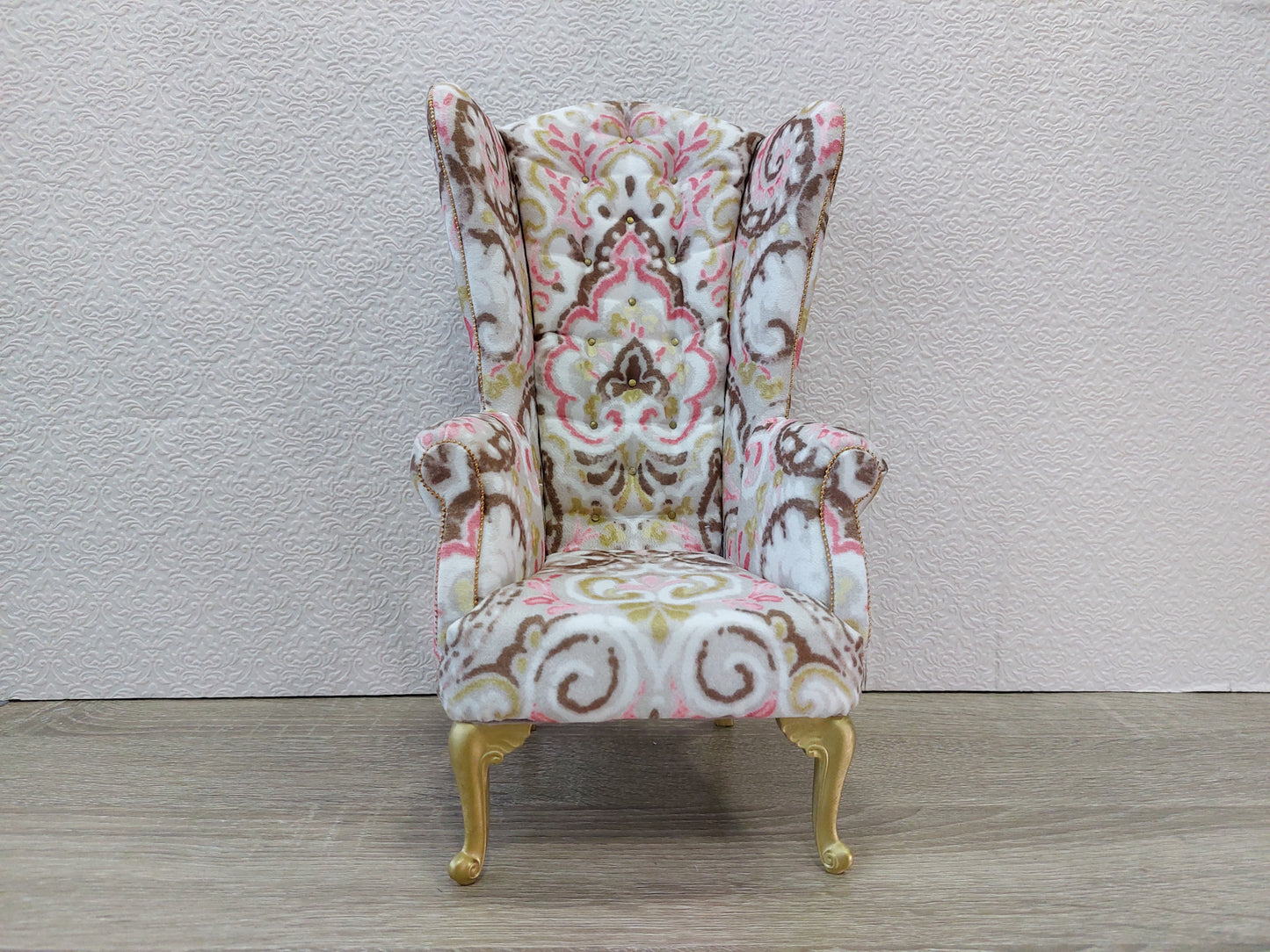 Chesterfield queen chair, white & pink