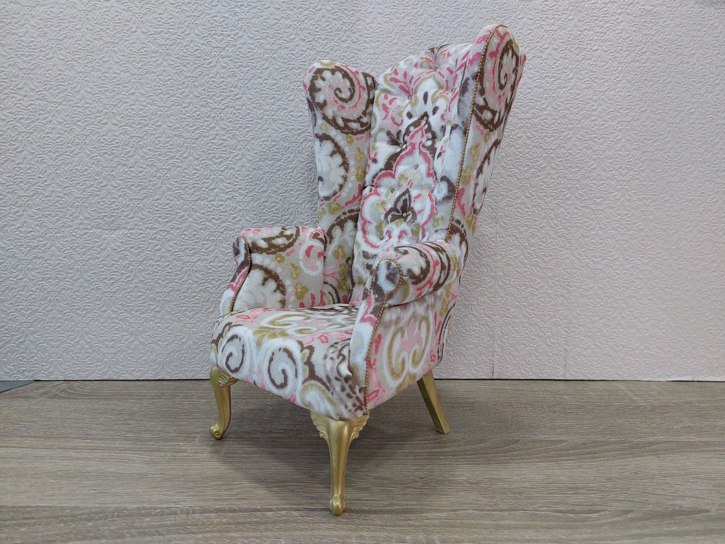 Chesterfield queen chair, white & pink