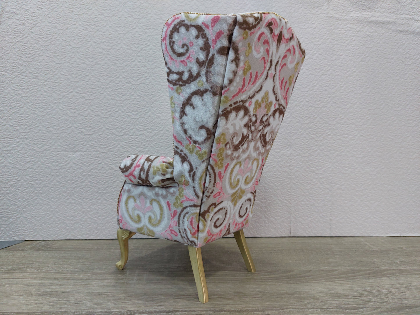 Chesterfield queen chair, white & pink