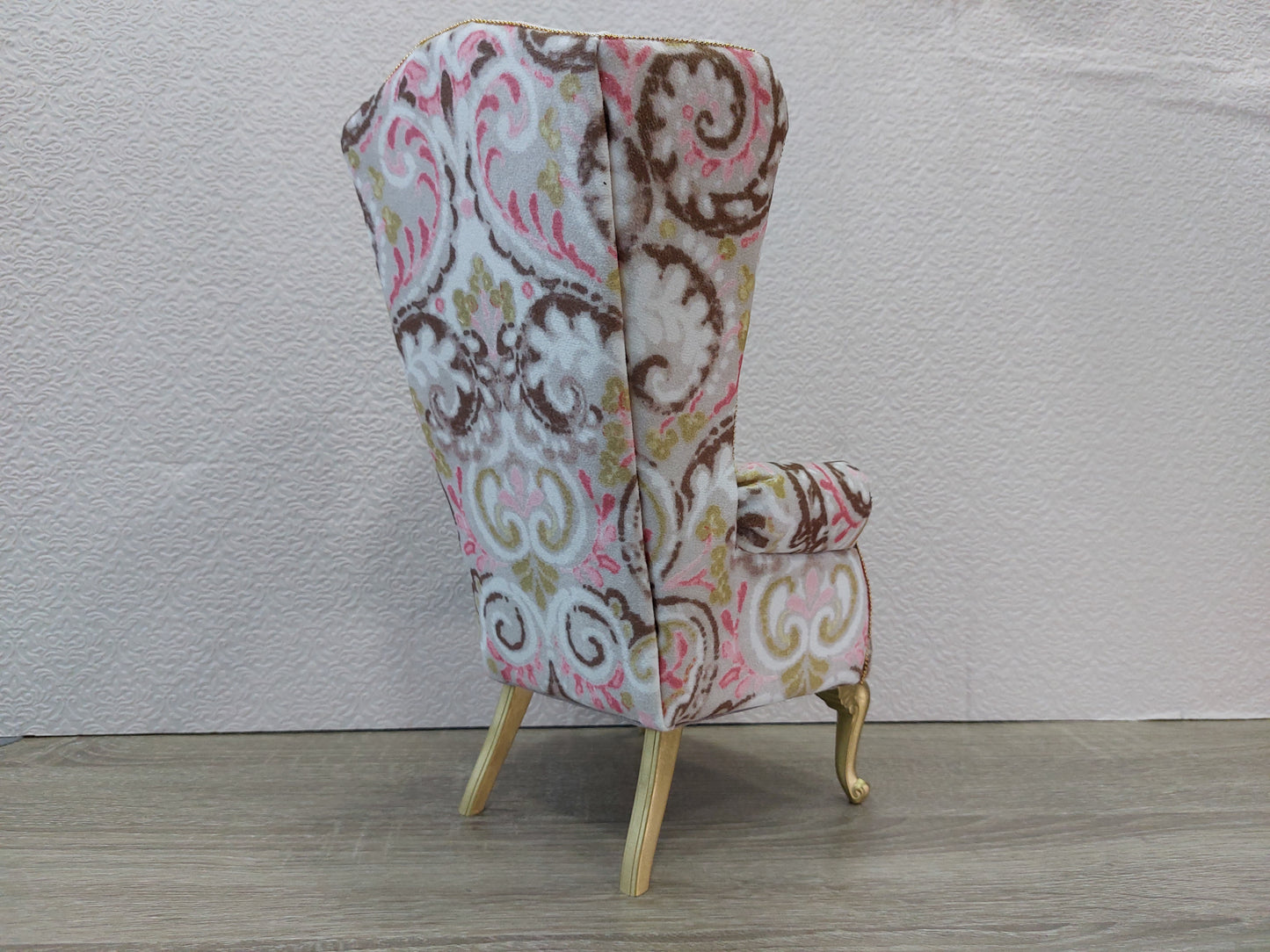 Chesterfield queen chair, white & pink