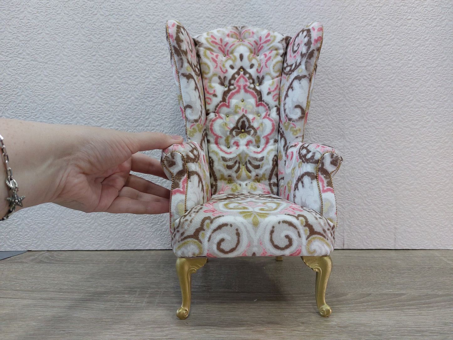 Chesterfield queen chair, white & pink