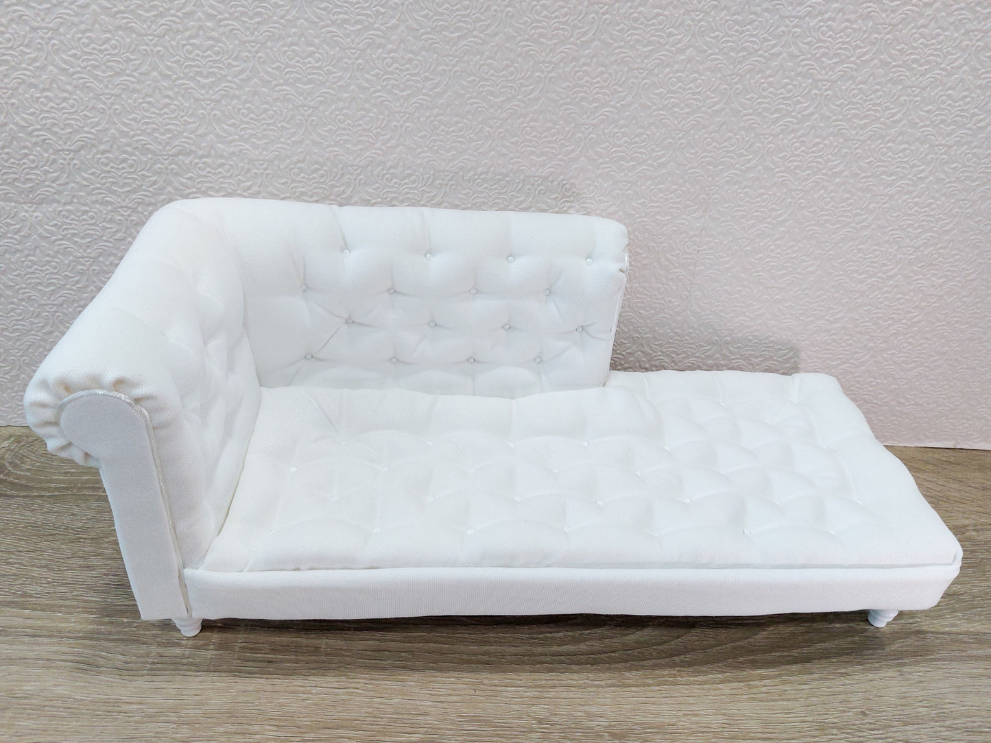 Chesterfield chaise lounge, white