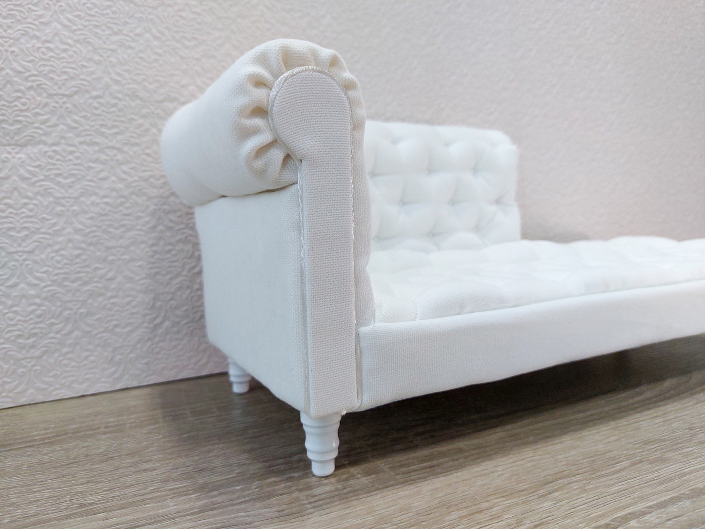 Chesterfield chaise lounge, white