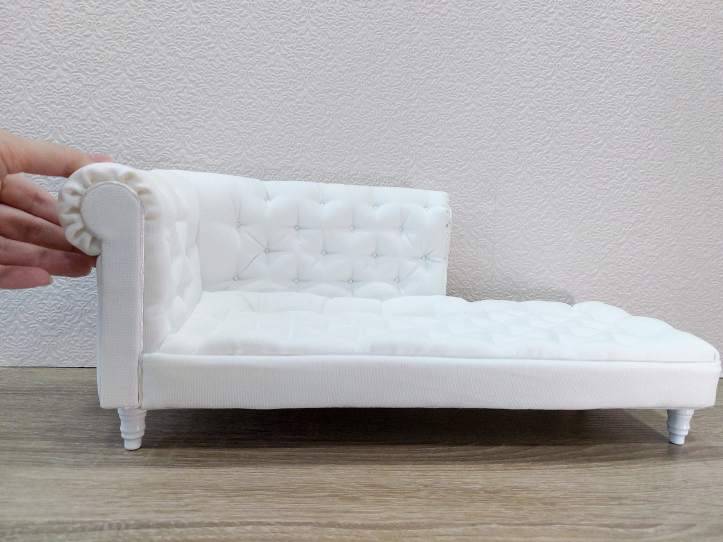 Chesterfield chaise lounge, white