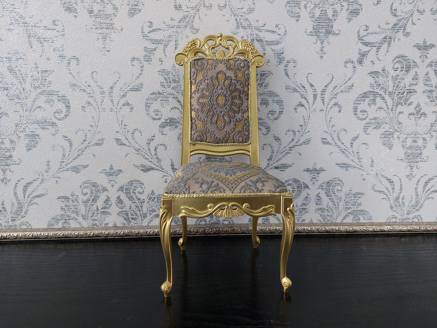 Baroque chair for dolls, gold