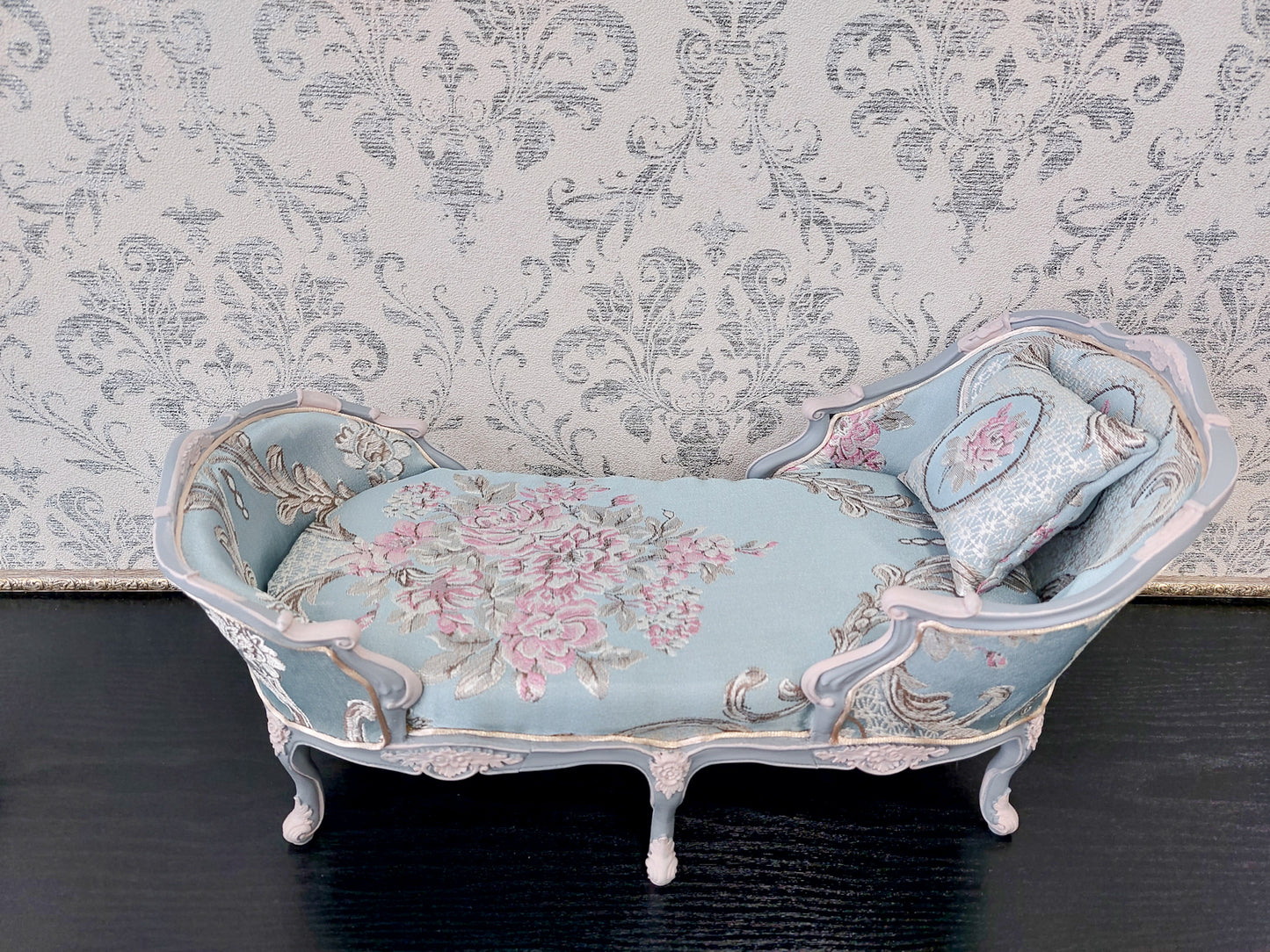 Reserved - 4 chairs, 2 daybeds for 17" dolls