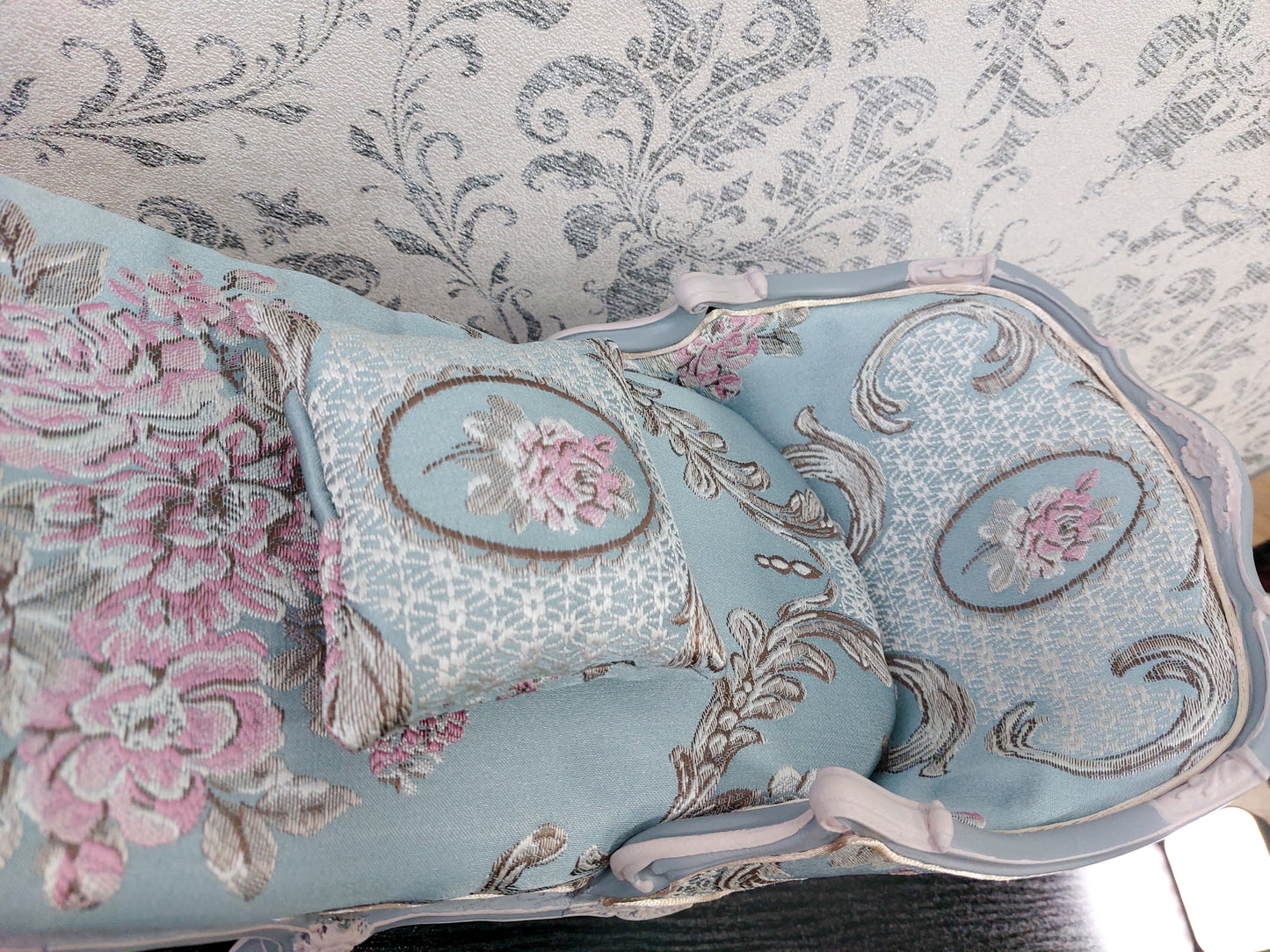 Reserved - 4 chairs, 2 daybeds for 17" dolls