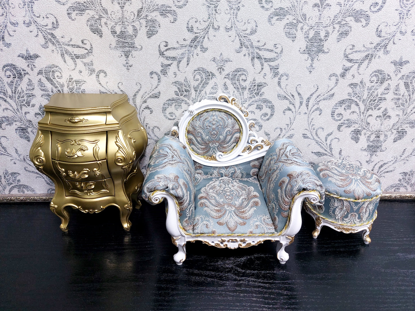 Reserved - 1/4 baroque armchair with ottoman white & blue, dresser gold