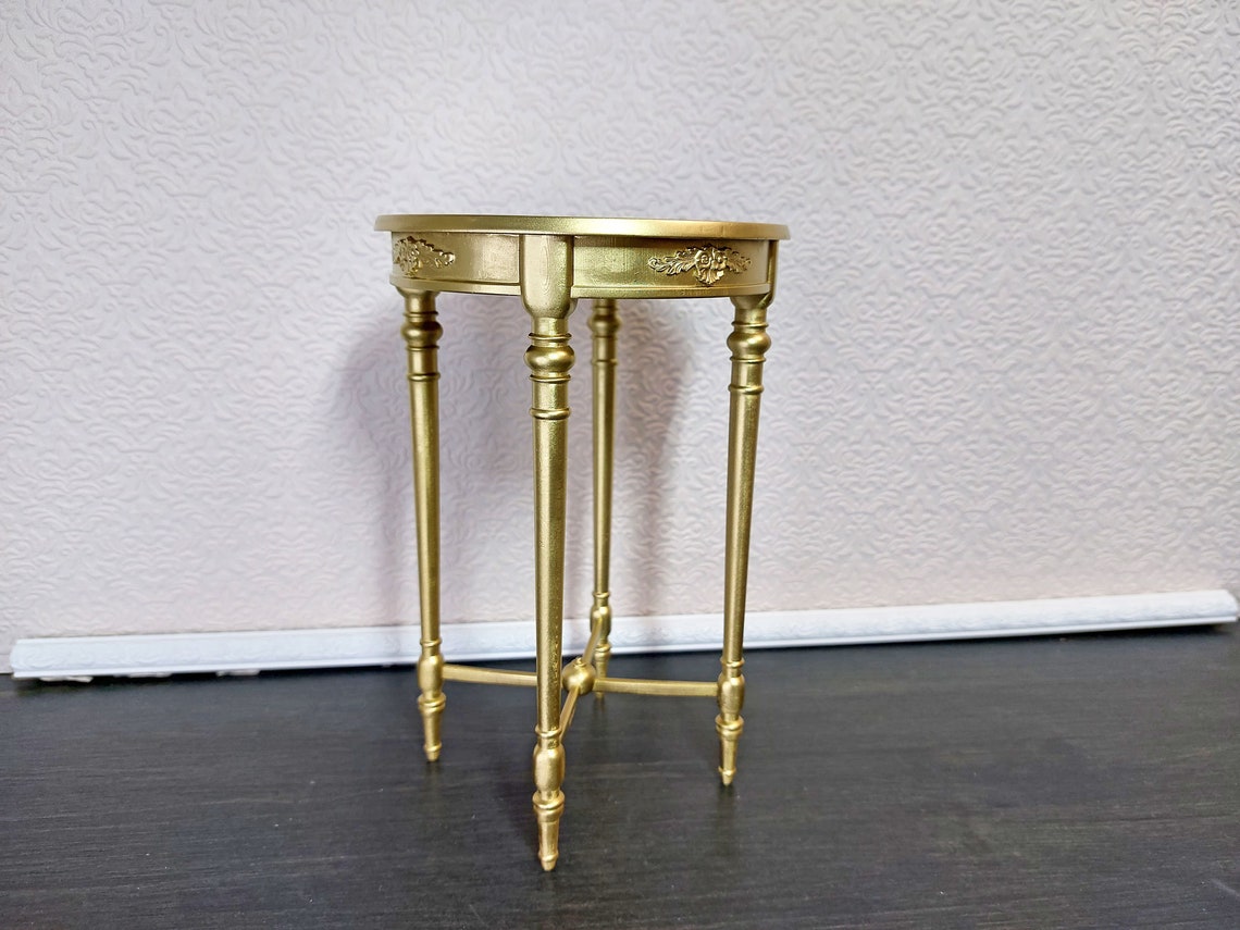 Cake table, gold