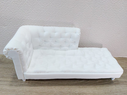 Chesterfield chaise lounge, white